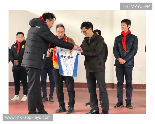 企业与俱乐部联手捐赠器材和修缮简易场地