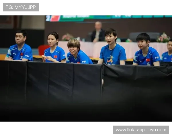 国际乒乓球巡回赛中国选手在赛后与球迷互动热烈